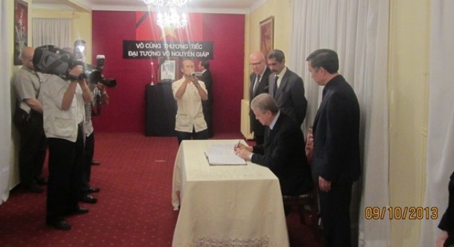 นายกรัฐมนตรีแอลจีเรียยกย่องความปรีชาสามารถของพลเอกหวอเหงียนย้าบ